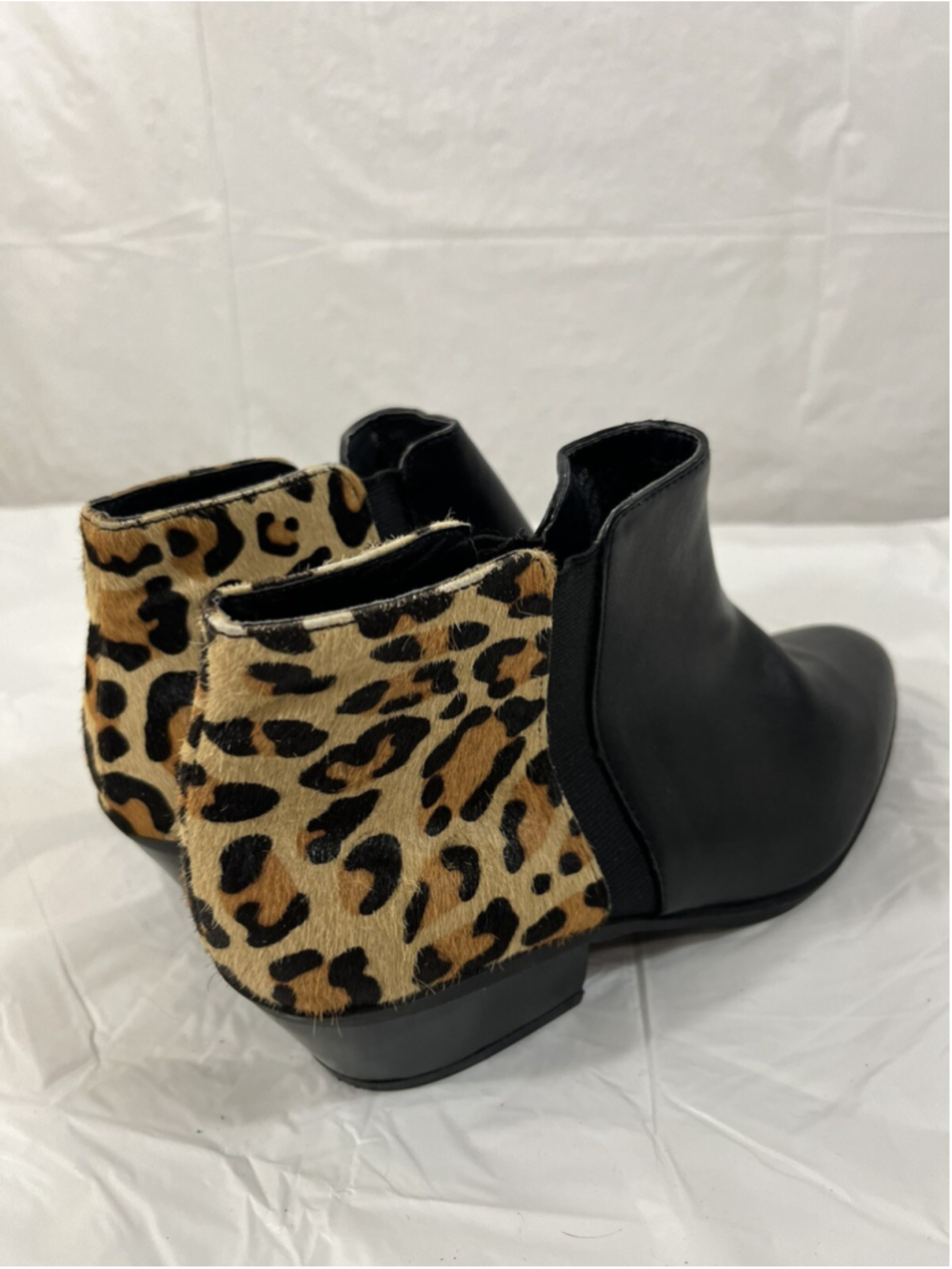 Apri by Italian Shoemakers Gear 2 Booties slip on 8 leopard